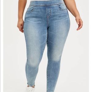 EUC Torrid Lean jean size 3 short